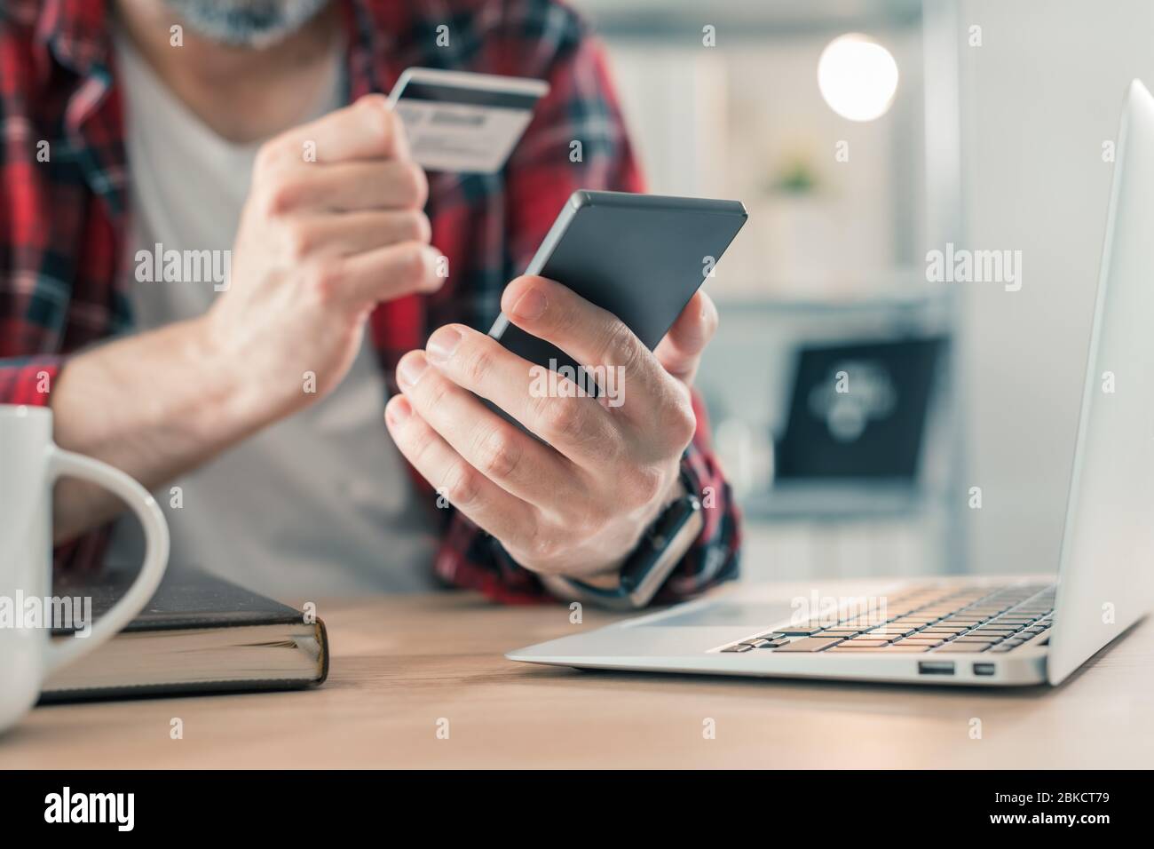 Achats indépendants en ligne avec application smartphone et carte de crédit à partir de la petite entreprise à domicile, mise au point sélective Banque D'Images