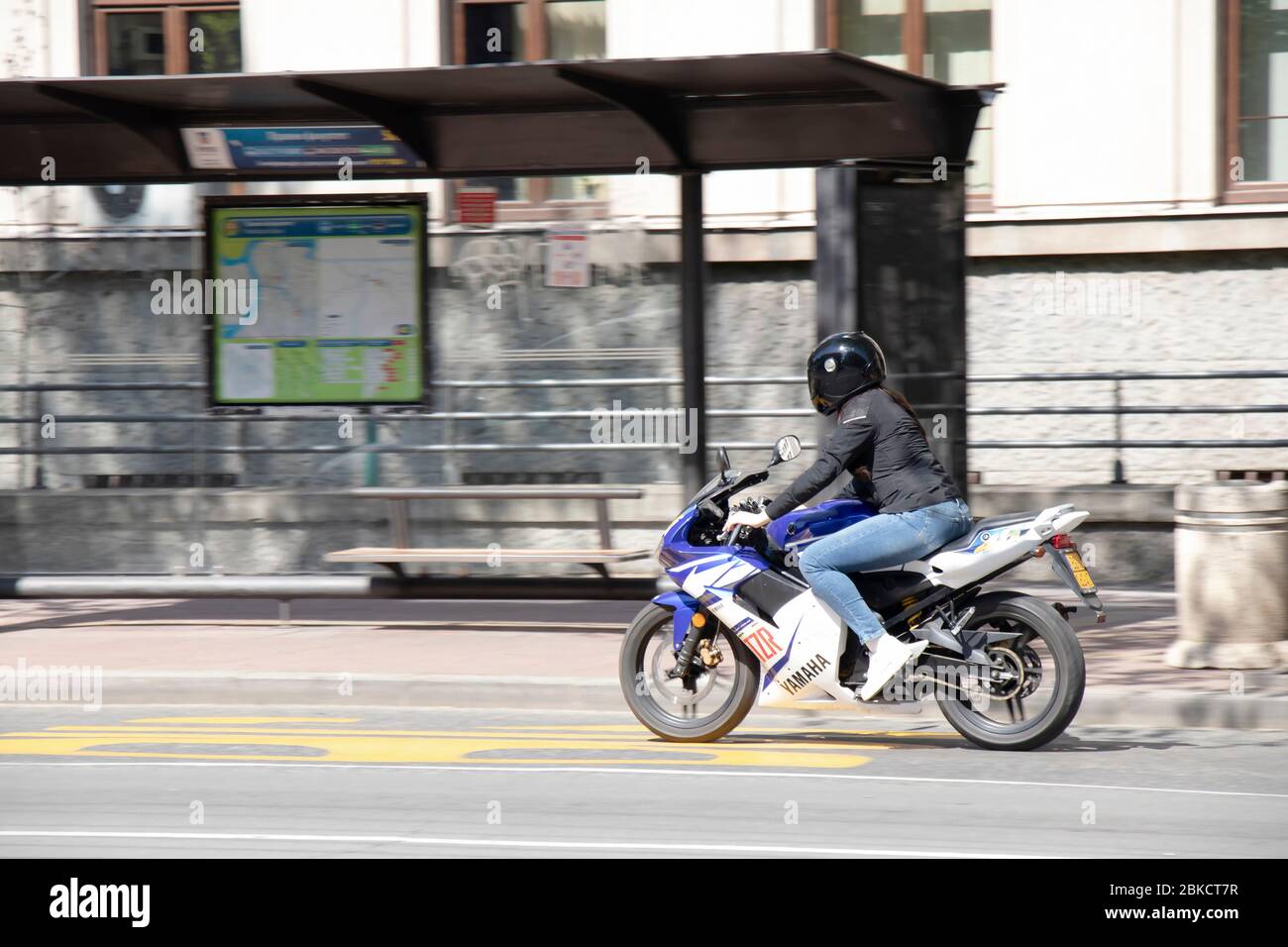 Belgrade, Serbie - 23 avril 2020: Une jeune femme qui monte une moto rapide dans une rue de ville vide Banque D'Images