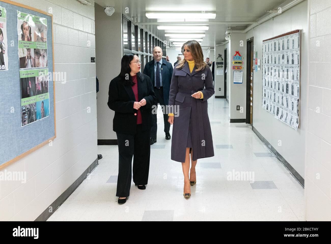 La première Dame Melania Trump est escortée vers une classe pré-K par la directrice de l'école, Maureen Brown lundi 4 mars 2019, après son arrivée à l'école primaire Dove School of Discovery à Tulsa, Okla. Première Dame Melania Trump visite l’école primaire Dove School of Discovery Banque D'Images