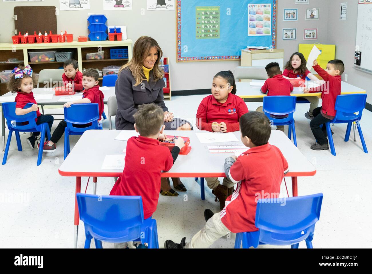 La première dame Melania Trump participe à des activités en classe avec la classe pré-maternelle de M.S. Tetsuko Yagami à la Dove School of Discovery à Tulsa, Oklahoma, le 4 mars 2019, pour promouvoir des initiatives éducatives. Banque D'Images