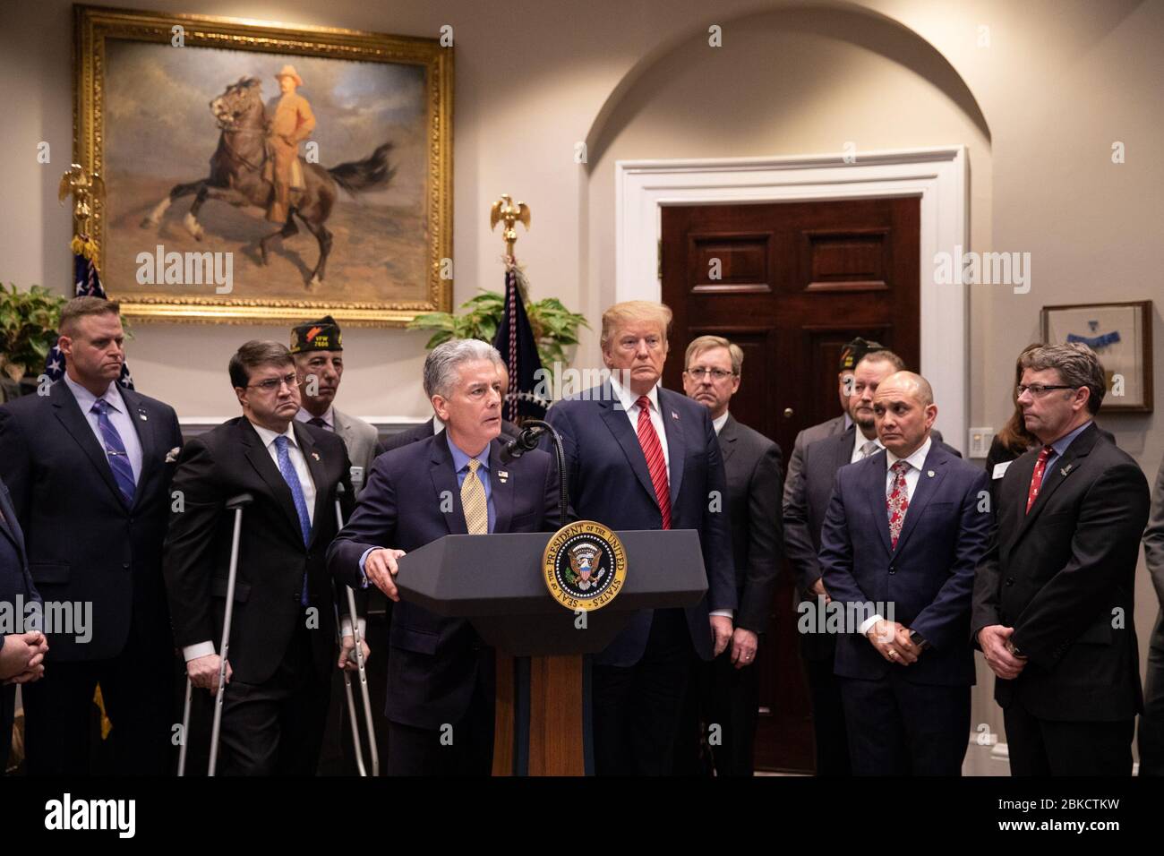 Le président Donald J. Trump écoute Frank Larkin parler de son fils tardif, Ryan Larkin, un sceau de la marine américaine, avant de signer un décret exécutif pour une « feuille de route nationale pour les anciens combattants Empower et mettre fin à une tragédie nationale du suicide – l’Initiative AWPROES » le mardi 5 mars 2019, Dans la salle Roosevelt de la Maison Blanche. Le président Trump signe un ordre exécutif Banque D'Images