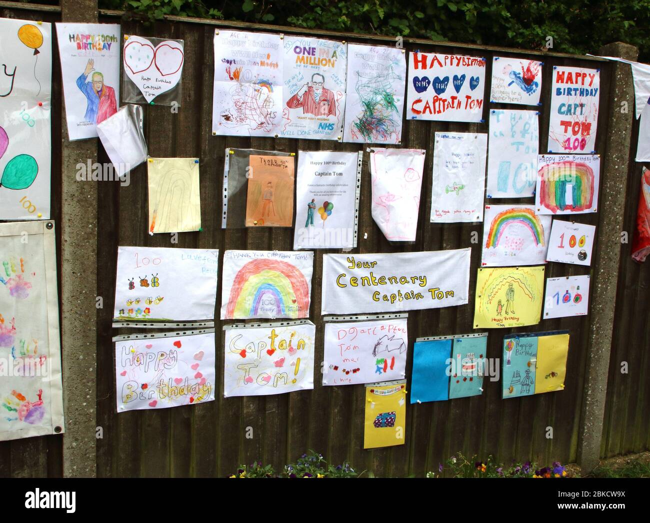 Des dessins d'anniversaire par des enfants locaux bordent les rues du village pendant la pandémie de covid-19.messages de félicitations dans tout le village de Marston Morelaine, Bedfordshire, Royaume-Uni pour célébrer le 100ème anniversaire du capitaine Tom Moore, Qui vit avec sa famille dans le village, établi au début d'avril pour marcher 100 tours de son jardin pour, espérons-le, augmenter 1000 £ pour le NHS (National Health Services) pendant la pandémie de Covid-19. La couverture médiatique de sa marche a été mondiale et le phénomène a finalement augmenté de plus de £32 millions et se cimenter en tant que héros national - et international -. Banque D'Images