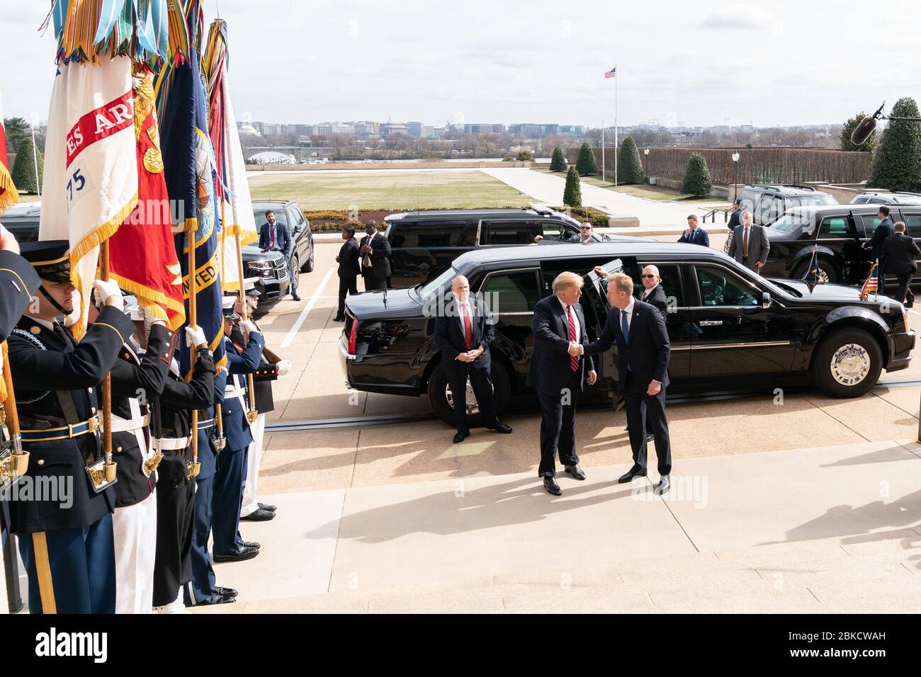 Le président Donald J. Trump est accueilli au Pentagone par Patrick Shanahan, Secrétaire de la Défense par intérim, le vendredi 15 mars 2019, où le président Trump a assisté à une réunion avec des responsables de la sécurité nationale au Pentagone à Arlington, Virginie V20190315AH-0063[1] Banque D'Images