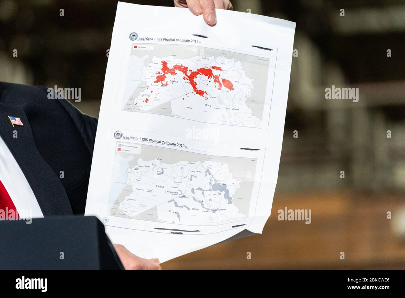 Le président Donald J. Trump affiche des cartes de comparaison lors de son allocution à l'adresse des employés de l'usine de chars de l'Armée de terre le mercredi 20 mars 2019, au Centre de fabrication de systèmes communs à Lima, Ohio, Expliquer le graphique en haut en rouge comme le vaste territoire syrien occupé en janvier 2017 par l'EI et le graphique en bas pris ces derniers jours ne montrant qu'une petite zone sous contrôle de l'EI. Le président Trump prononce une allocution à la station de char de l’armée de Lima Banque D'Images