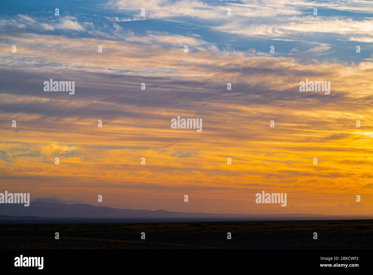 les couleurs du coucher de soleil se reflètent dans les nuages, dans le désert d'atacama Banque D'Images