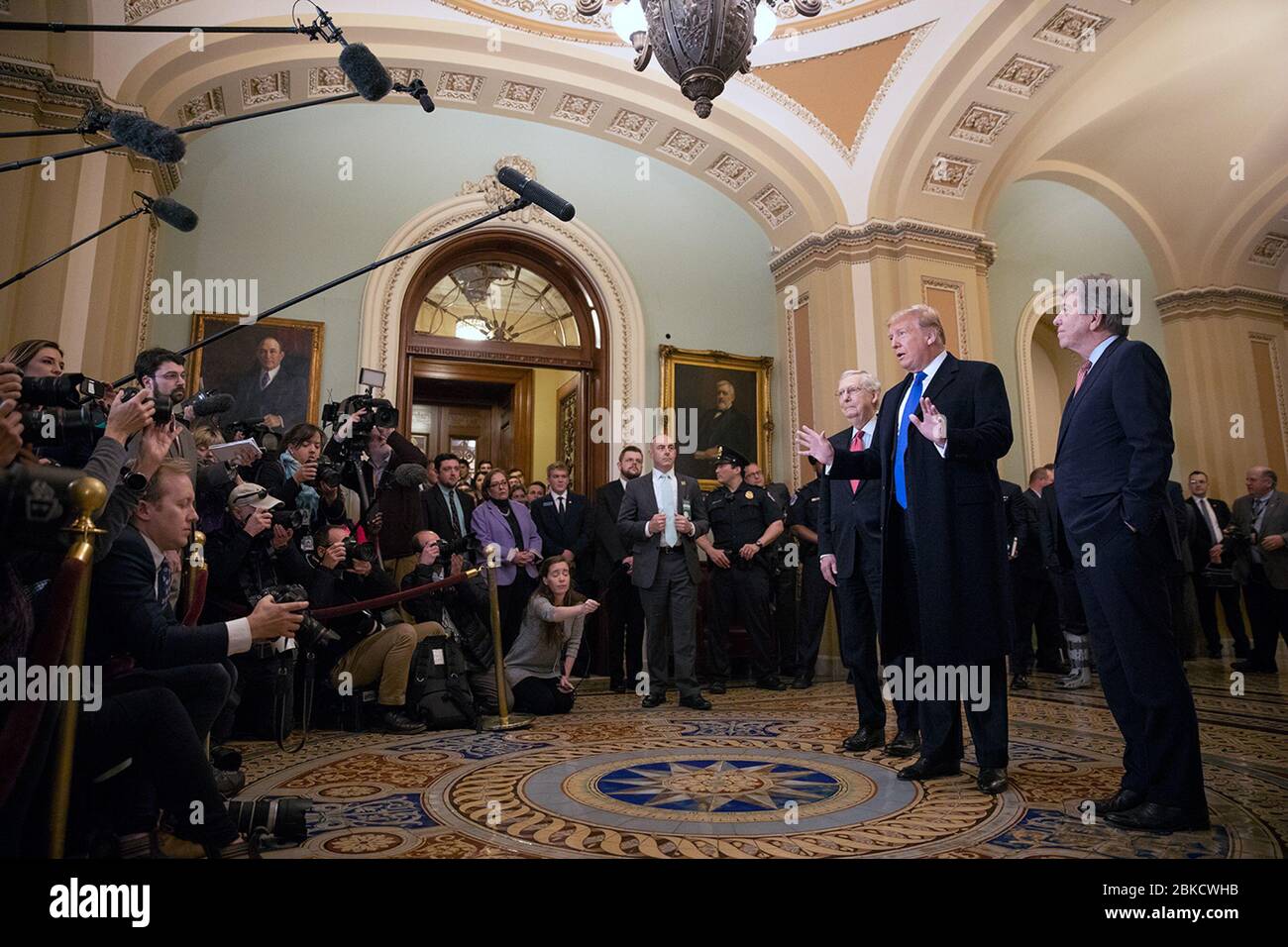 Le président Donald J. Trump, accompagné du leader de la majorité au Sénat Mitch McConnell et du sénateur Roy Blunt, R-Mo., s'entretient avec des journalistes avant de participer à un déjeuner républicain au Sénat le mardi 26 mars 2019, au Capitole américain à Washington, D.C. le président Trump visite le Capitole des États-Unis Banque D'Images