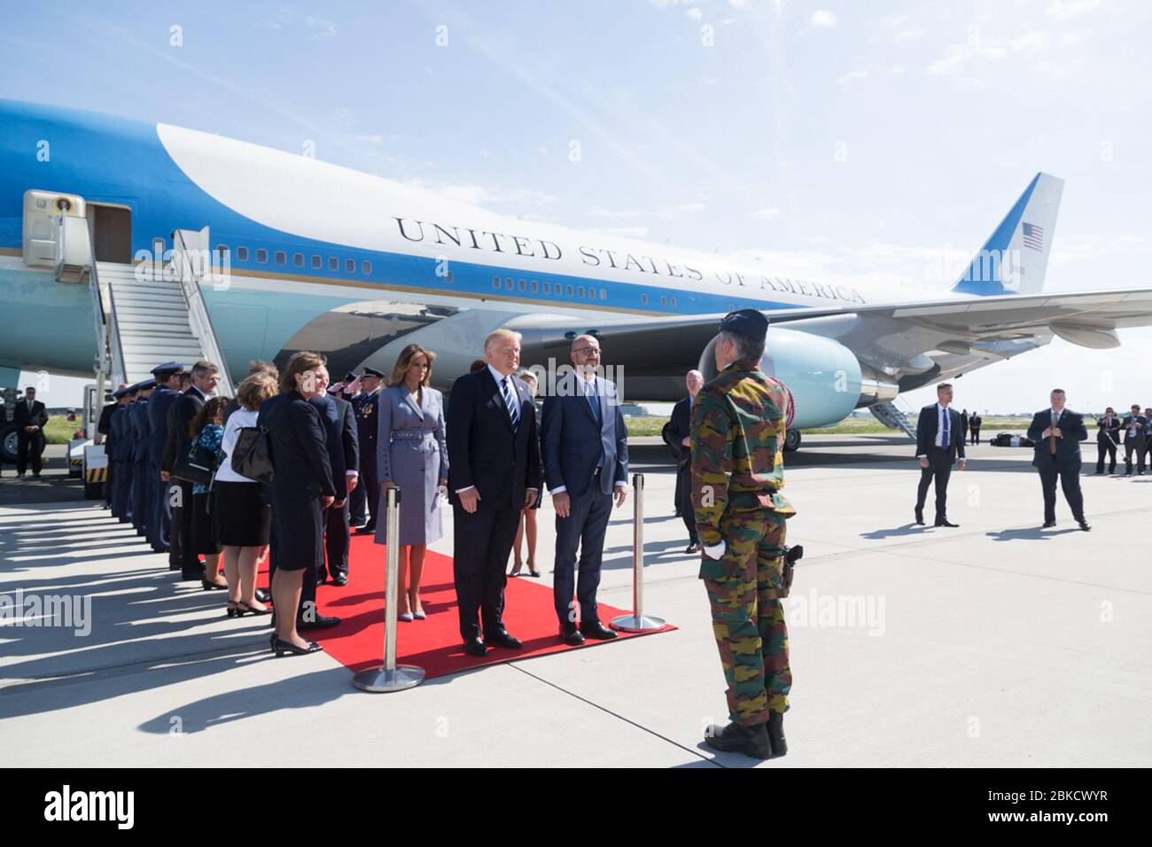 À leur arrivée à l’aéroport international de Bruxelles, le président Donald Trump et la première dame Melania Trump ont été accueillis par le premier ministre belge Charles Michel et son épouse Amélie Derbaudrenghien lors de leur visite en Belgique pour des pourparlers diplomatiques. Banque D'Images