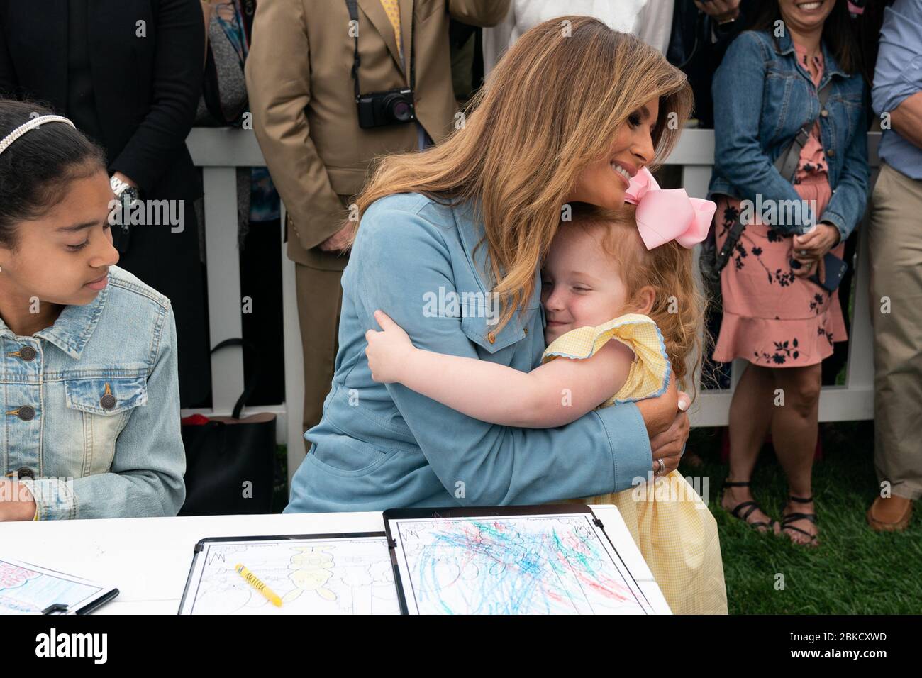 Le 22 avril 2019, la première dame Melania Trump a partagé un moment avec une jeune fille lors du 141e rouleau d’œufs de Pâques de la Maison Blanche. L'événement annuel a eu lieu sur la pelouse sud de la Maison Blanche, avec les participants profitant de diverses activités, y compris des courses de roulage des œufs. Banque D'Images