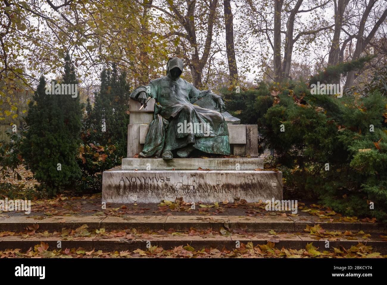 Budapest, Hongrie, statue illustrative d'Anonymous le notaire du roi Bela dans le château de Vajdahunyad Banque D'Images