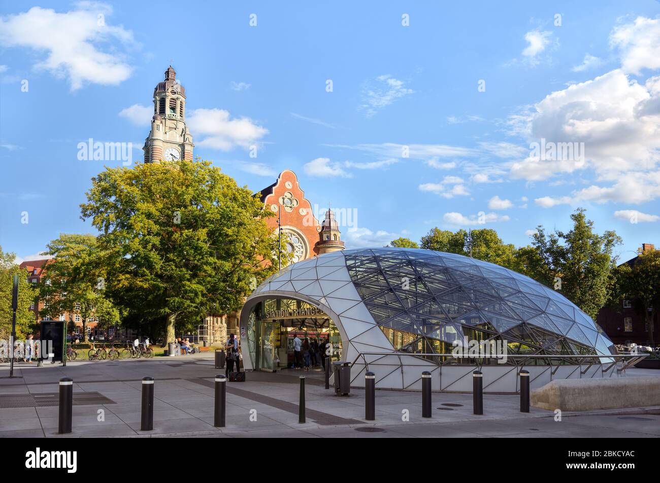 Station de métro au Triangle près de l'église Saint-Jean (St Johannes kyrka) un point de repère populaire à Malmö. Banque D'Images