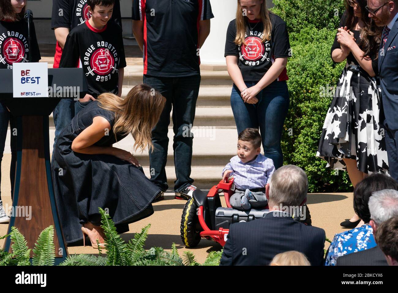 Le 7 mai 2019, la première dame Melania Trump s'est entretenue avec Rocco Zachow-Rodriguez, 5 ans, après avoir reçu un fauteuil roulant motorisé personnalisé présenté par l'équipe Rogue Robotics du lycée Farmington lors de la célébration du premier anniversaire de l'initiative Be Best à la Maison Blanche. Banque D'Images