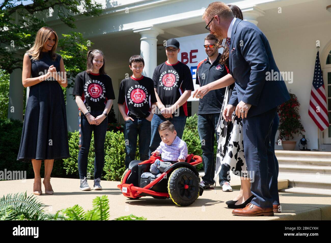 La première dame Melania applaudit en tant que membres de l'équipe de robotique Rogue Robinville du Minnesota présente Rocco Zachow-Rodriguez, 5 ans, et ses parents avec fauteuil roulant motorisé personnalisé le mardi 7 mai 2019, Lors de la célébration d’un an de la première Dame de son initiative Be Best dans le jardin des roses de la Maison Blanche. Soyez la meilleure célébration d'anniversaire Banque D'Images