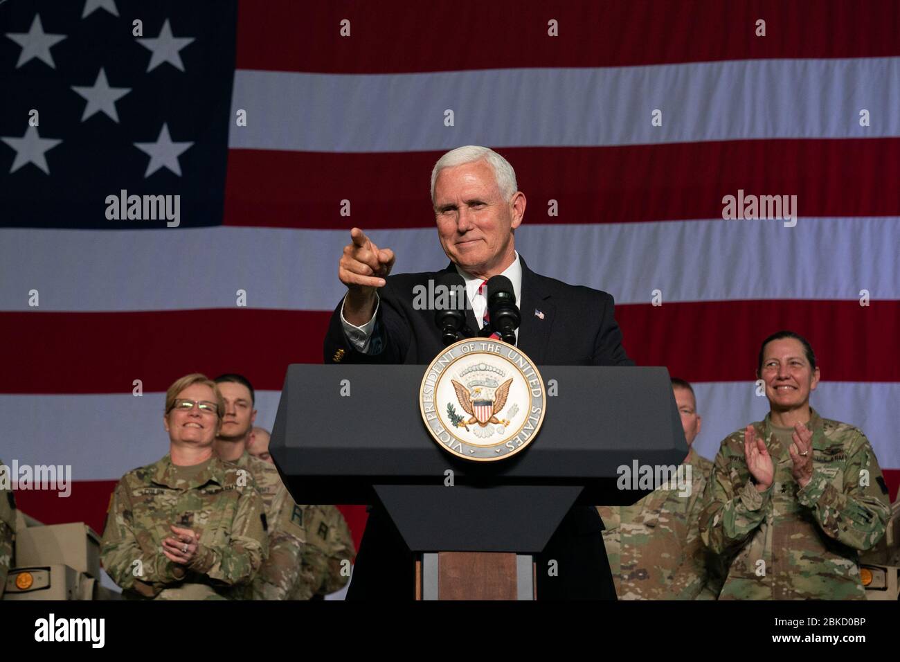 Le 16 mai 2019, le vice-président Mike Pence rend visite aux troupes à Fort McCoy, au Wisconsin, offrant un soutien et des échanges avec le personnel militaire. Banque D'Images