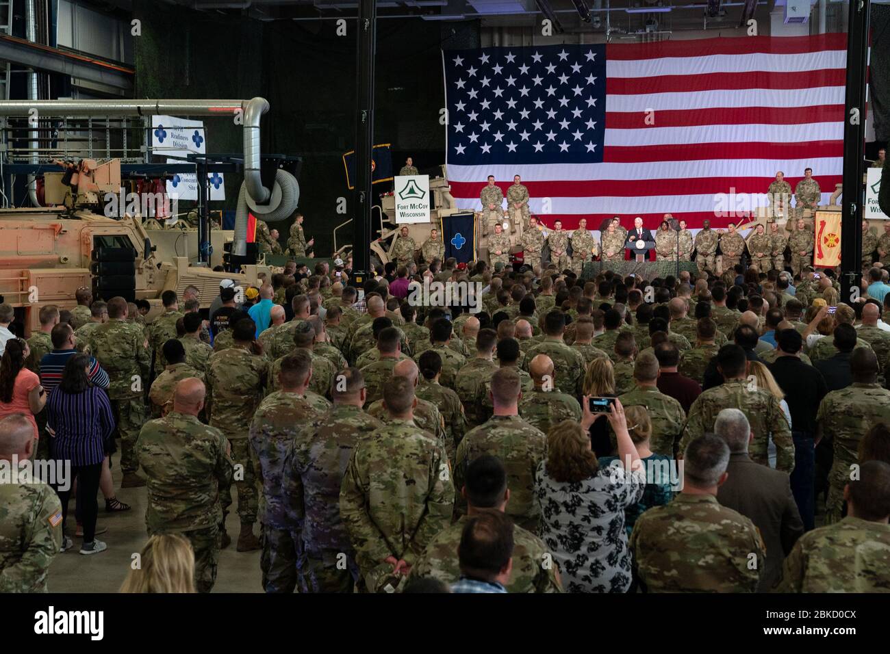 Le 16 mai 2019, le vice-président Mike Pence a rendu visite aux troupes américaines à Fort McCoy dans le Wisconsin pour observer les opérations militaires et dialoguer avec le personnel. Banque D'Images