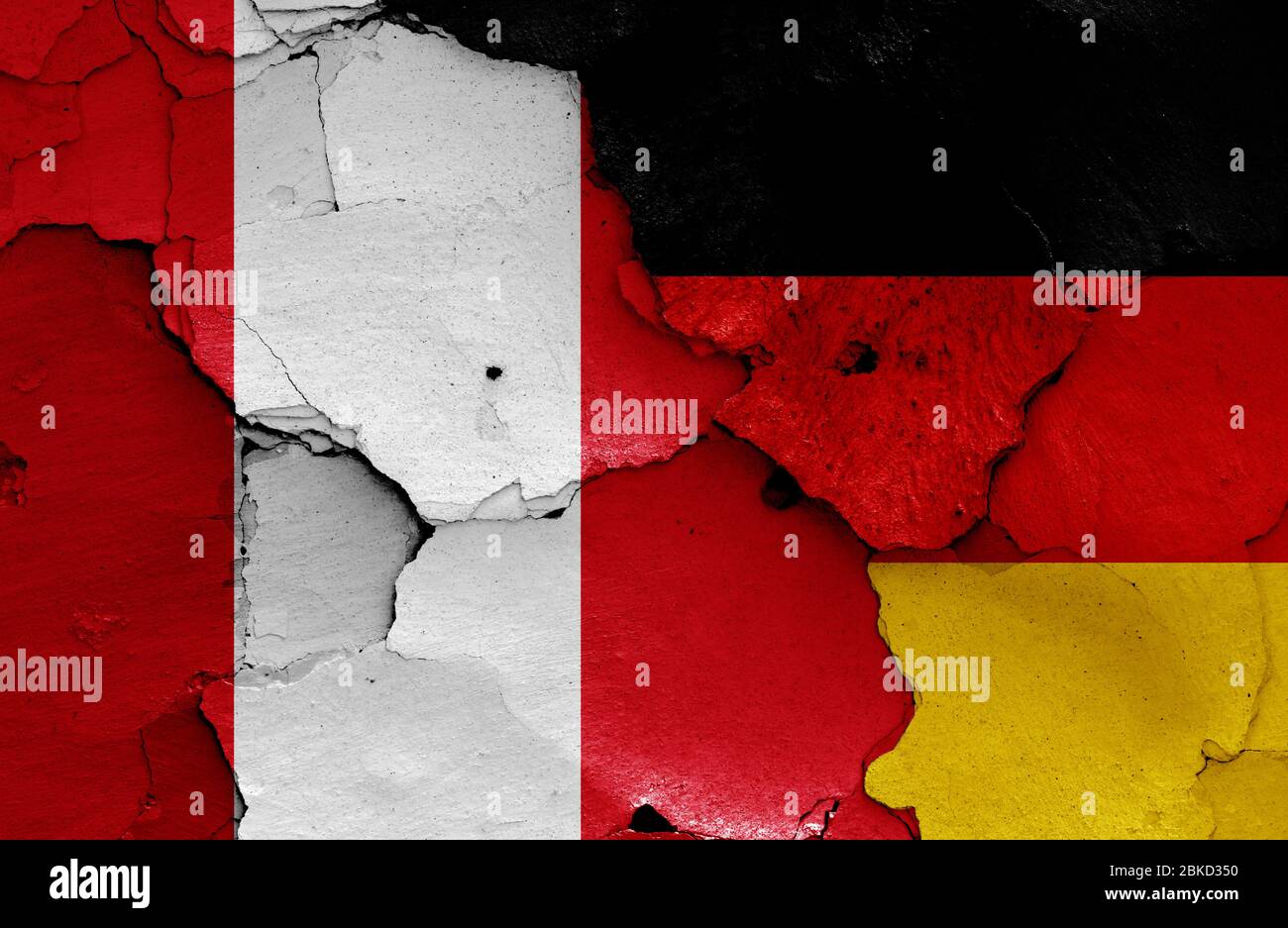 Drapeaux du Pérou et de l'Allemagne peints sur un mur fissuré Banque D'Images