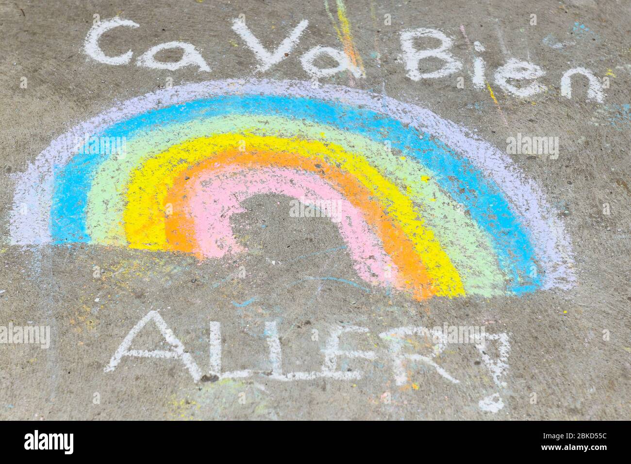 CA va bien aller (ça va être ok) Covid19 Rainbow à craie à montréal, Canada Banque D'Images