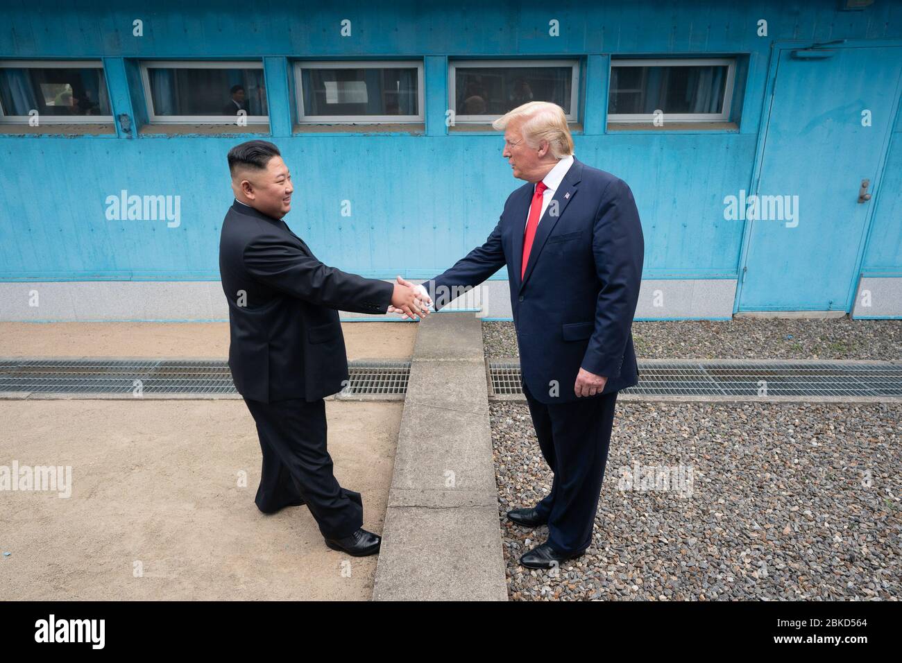 Le 30 juin 2019, le président Donald J. Trump a rencontré le président nord-coréen Kim Jong un dans la zone démilitarisée coréenne, serrant la main dans le cadre d’un effort diplomatique entre les États-Unis et la Corée du Nord. Banque D'Images