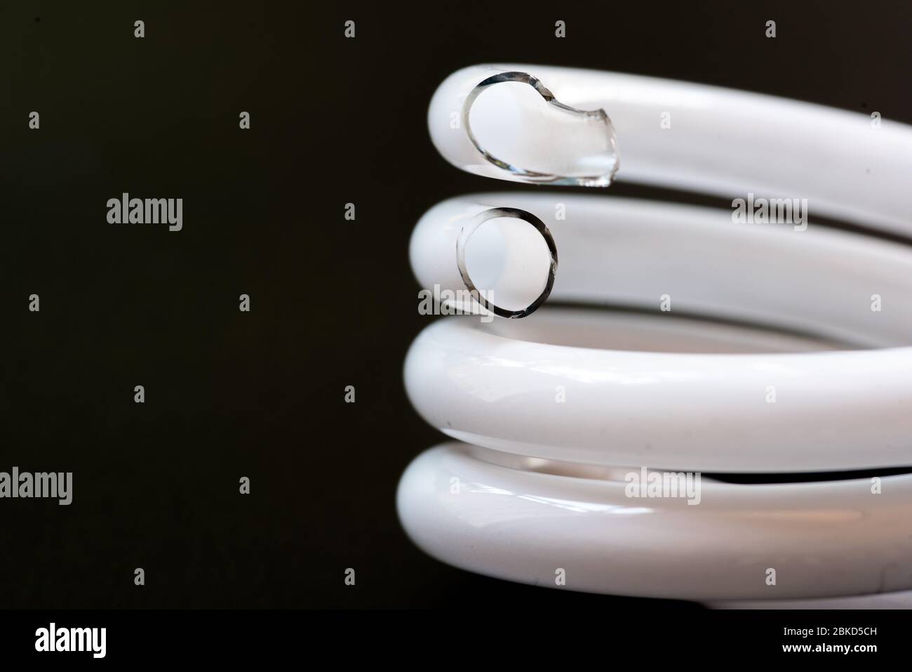 Macro de gros plan de l'ampoule CFL cassée Banque D'Images