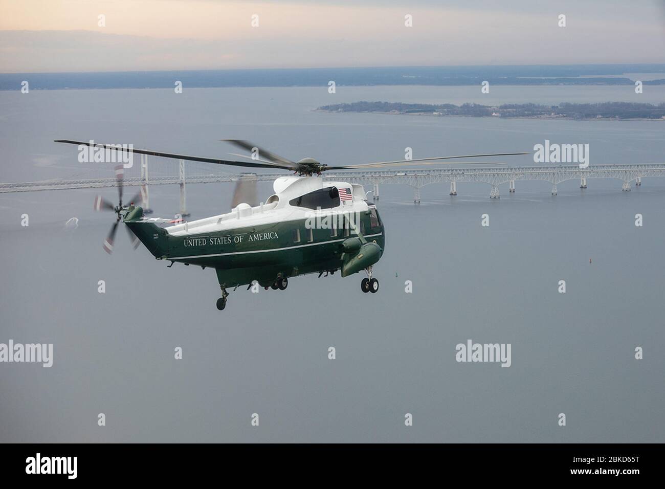 Le président Donald Trump se rend à bord de Marine One en route vers la base aérienne de Douvres. Le président Trump a fait un voyage non annoncé le mercredi 1er février 2017 pour honorer les restes de retour d'un SCEAU de la marine américaine, l'opérateur spécial de guerre William "Ryan" Owens, tué lors d'un raid au Yémen le 29 janvier 2017. Les 100 premiers jours du président Trump : 12 Banque D'Images