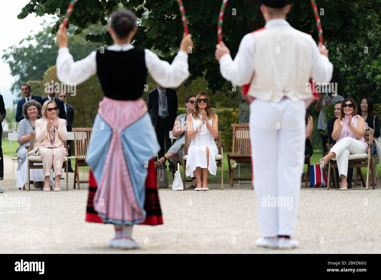 La première Dame Melania Trump applaudit lors d'une représentation culturelle basque avec les conjoints des dirigeants du G-7 dimanche 25 août 2019, à la Villa Arnaga à Cambo-les-bains, France. #G7Biarritz Banque D'Images