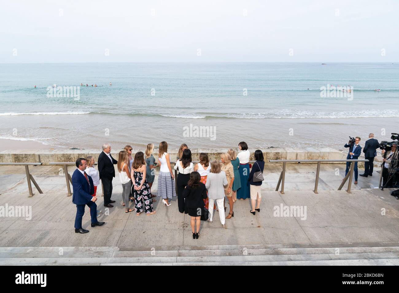 First Lady Melania Trump observe une manifestation de surf avec les conjoints des dirigeants du G-7 et les athlètes et musiciens locaux lundi 26 août 2019, à la plage des Côtes des Basques de Biarritz, France. #G7Biarritz Banque D'Images