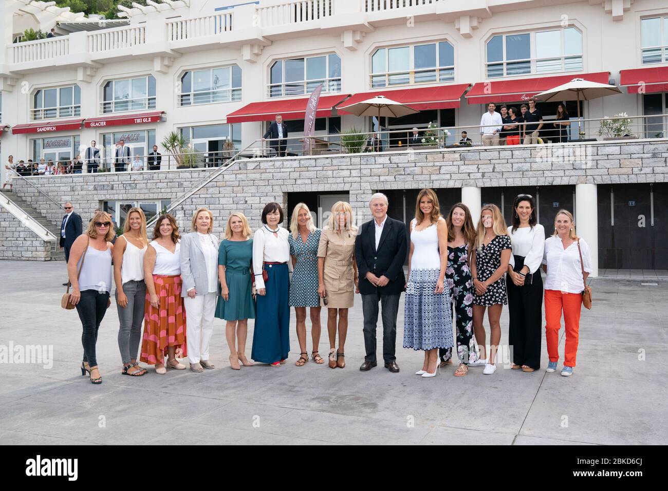 Première Dame Melania Trump pose une photo avec les conjoints des dirigeants du G-7 et les athlètes et musiciens locaux lundi 26 août 2019, à la plage des Côtes des Basques de Biarritz, France. #G7Biarritz Banque D'Images