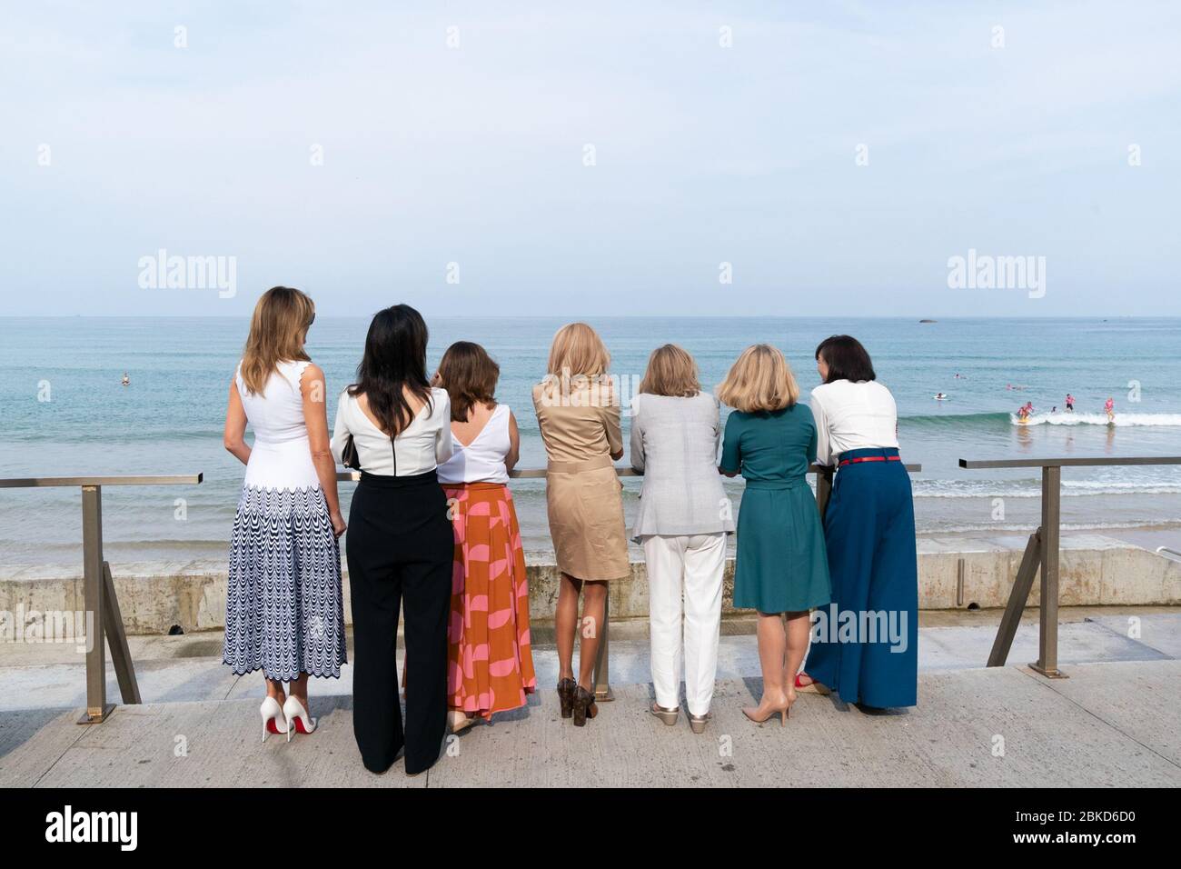 First Lady Melania Trump observe une manifestation de surf avec les conjoints des dirigeants du G-7 lundi 26 août 2019, à la plage des Côtes des Basques de Biarritz, France. #G7Biarritz Banque D'Images