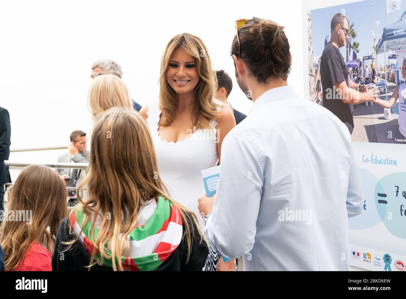 First Lady Melania Trump participe à une discussion et à un atelier sur la protection des océans avec les conjoints des dirigeants du G-7 lundi 26 août 2019, à la plage des Côtes des Basques de Biarritz, en France. #G7Biarritz Banque D'Images