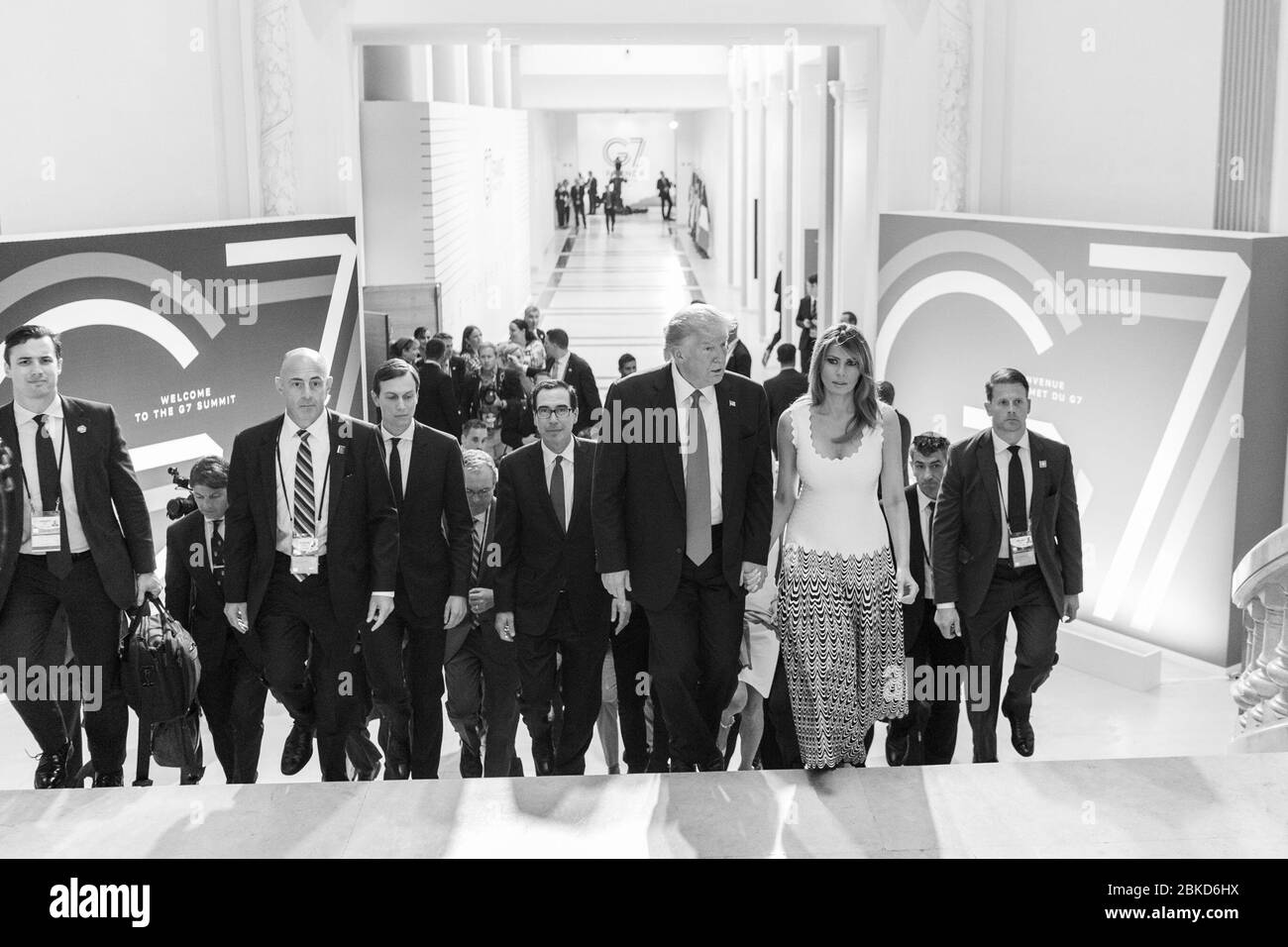 Le président Donald J. Trump, la première dame Melania Trump et les hauts fonctionnaires partent d'une conférence de presse du sommet du G-7 avec le président Emmanuel Macron de France le lundi 26 août 2019 au Centre de congrès Bellevue à Biarritz, en France. #G7Biarritz Banque D'Images