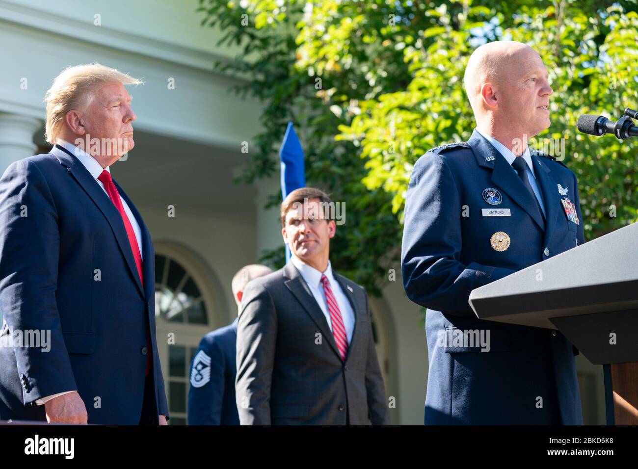 Le 29 août 2019, le président Donald Trump a prononcé un discours dans la roseraie de la Maison Blanche lors de la création du commandement spatial américain, en présence du président des chefs d'état-major interarmées, le général Joseph Dunford. Banque D'Images