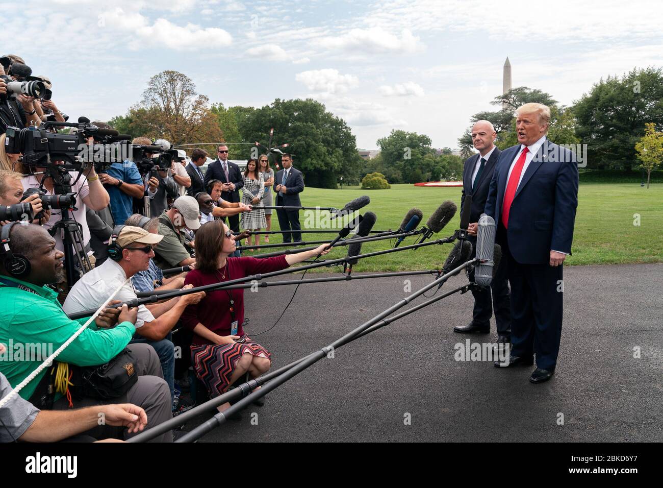 Le président Trump, aux côtés du président de la FIFA Gianni Infantino, s’adresse à la presse sur la pelouse sud de la Maison Blanche le 9 septembre 2019, avant de partir pour la Caroline du Nord à bord de Marine One. Banque D'Images