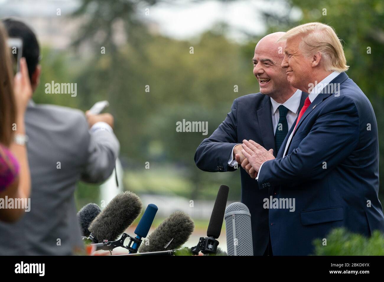 Le président Donald J. Trump, accompagné du président de la FIFA Gianni Infantino, s’est adressé à la presse sur la pelouse sud de la Maison Blanche le 9 septembre 2019. C’était juste avant que le président Trump embarque à bord de Marine One pour commencer son voyage en Caroline du Nord. Banque D'Images