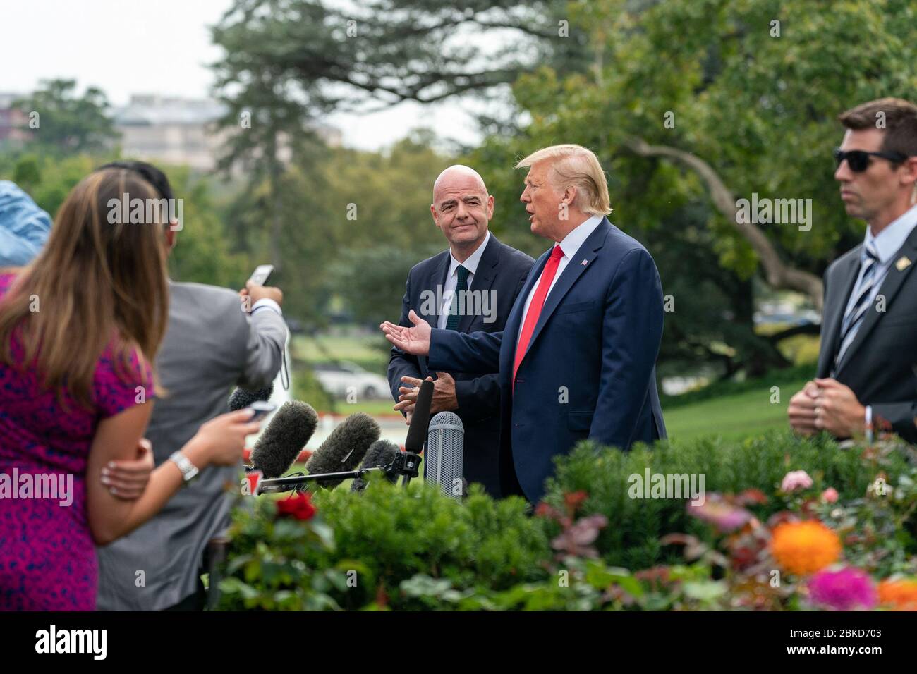Le président Trump, accompagné du président de la FIFA Gianni Infantino, s’adresse à la presse sur la pelouse sud de la Maison Blanche le 9 septembre 2019, avant de partir pour la Caroline du Nord. Banque D'Images