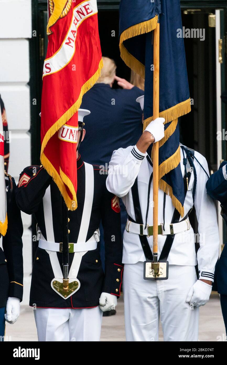 Le 11 septembre 2019, un garde-couleur a présenté les couleurs sur la pelouse sud de la Maison Blanche lors d'un moment de silence en souvenir des attentats du 11 septembre 2001. Cet événement solennel a honoré les victimes et les héros du 11 septembre. Banque D'Images