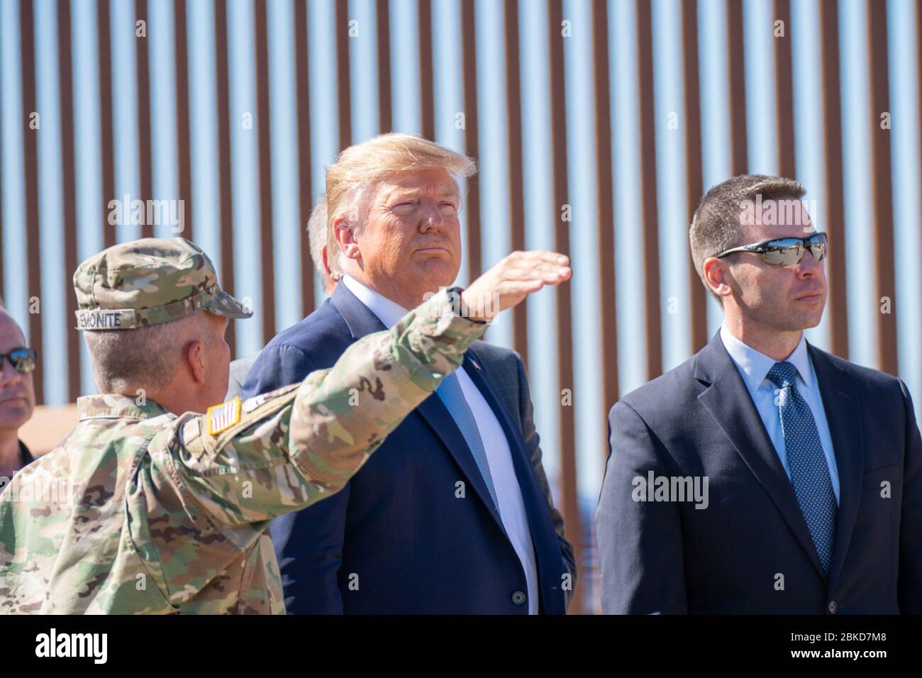 Le 18 septembre 2019, le président Donald Trump s’est rendu à la frontière entre les États-Unis et le Mexique à Otay Mesa, en Californie, pour s’entretenir avec des agents des douanes et de la protection des frontières au sujet des mesures de sécurité et d’application de la loi à la frontière. Banque D'Images