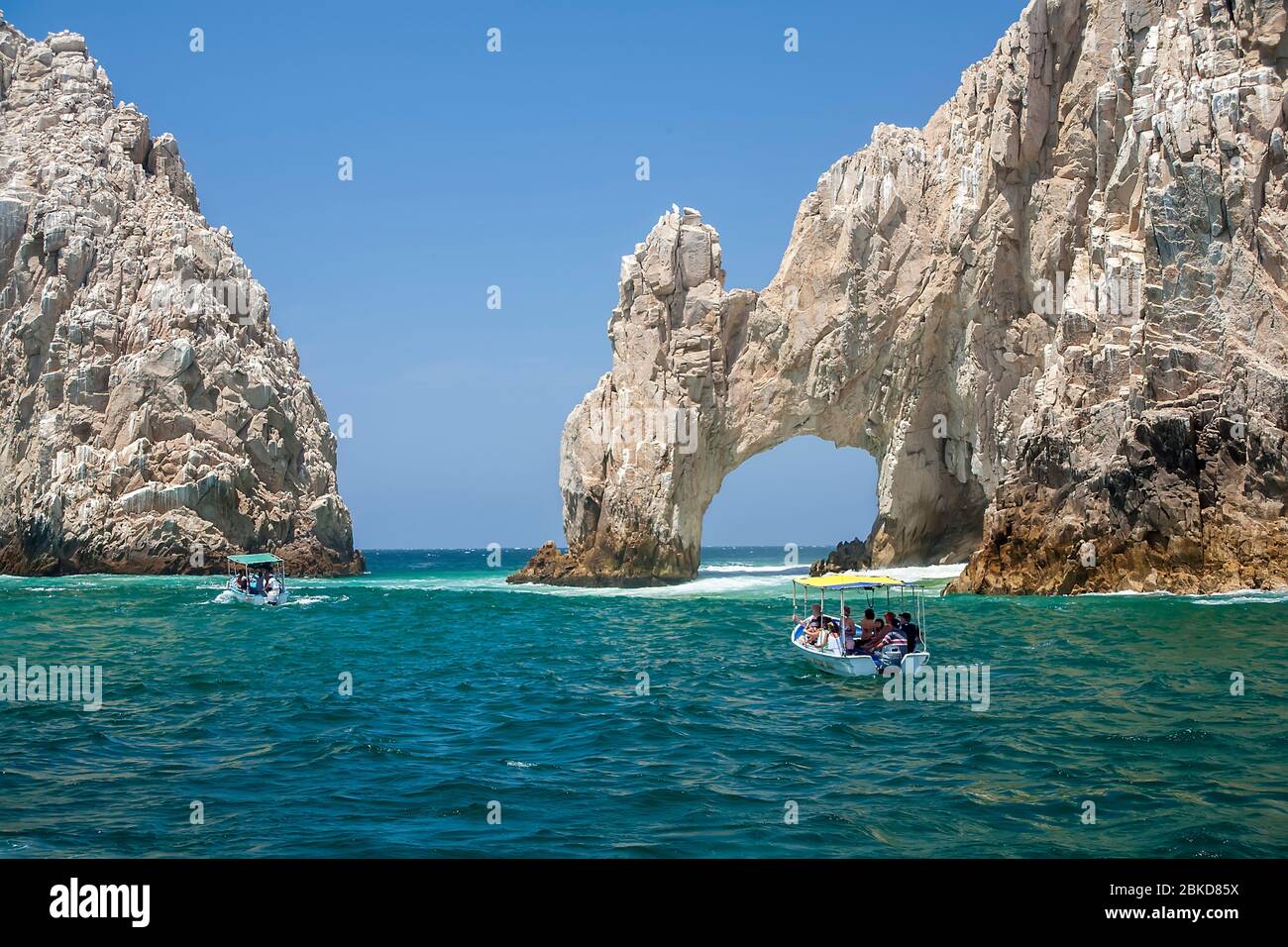 Des bateaux approchent de l'Arche de Cabo San Lucas, Baja California sur, Mexique Banque D'Images
