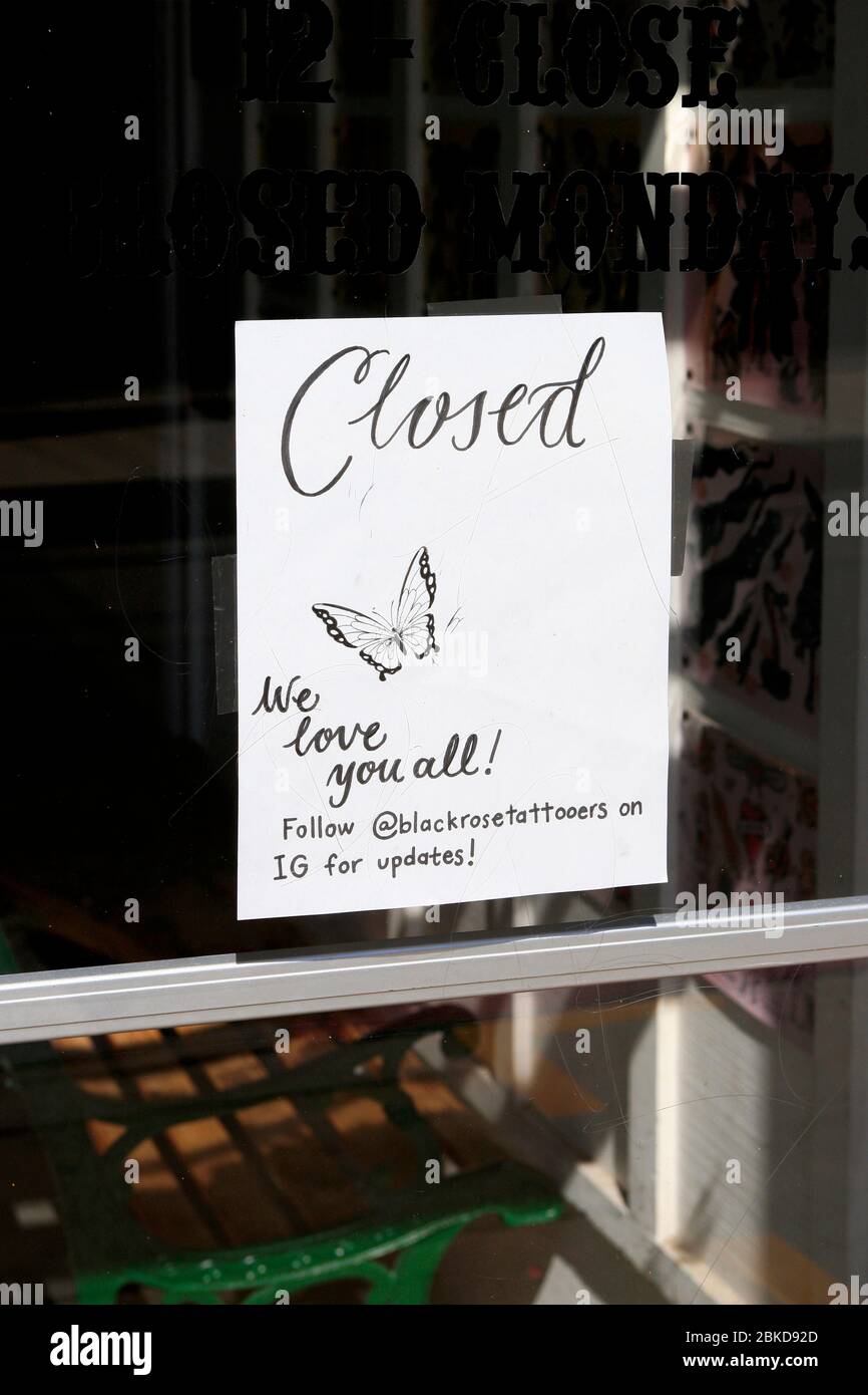 Connectez-vous à la fenêtre d'un café à Tucson AZ pendant l'épidémie de Covid-19 en disant « fermé - nous vous aimons tous ! » Banque D'Images