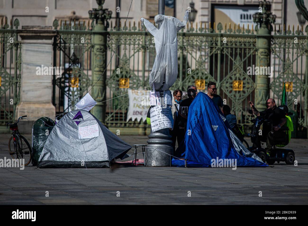 Une vue montre certaines personnes qui protestent contre le verrouillage avec une occupation illégale dans Turin déserte sur la Piazza Castello le 3 mai en Italie, du Banque D'Images