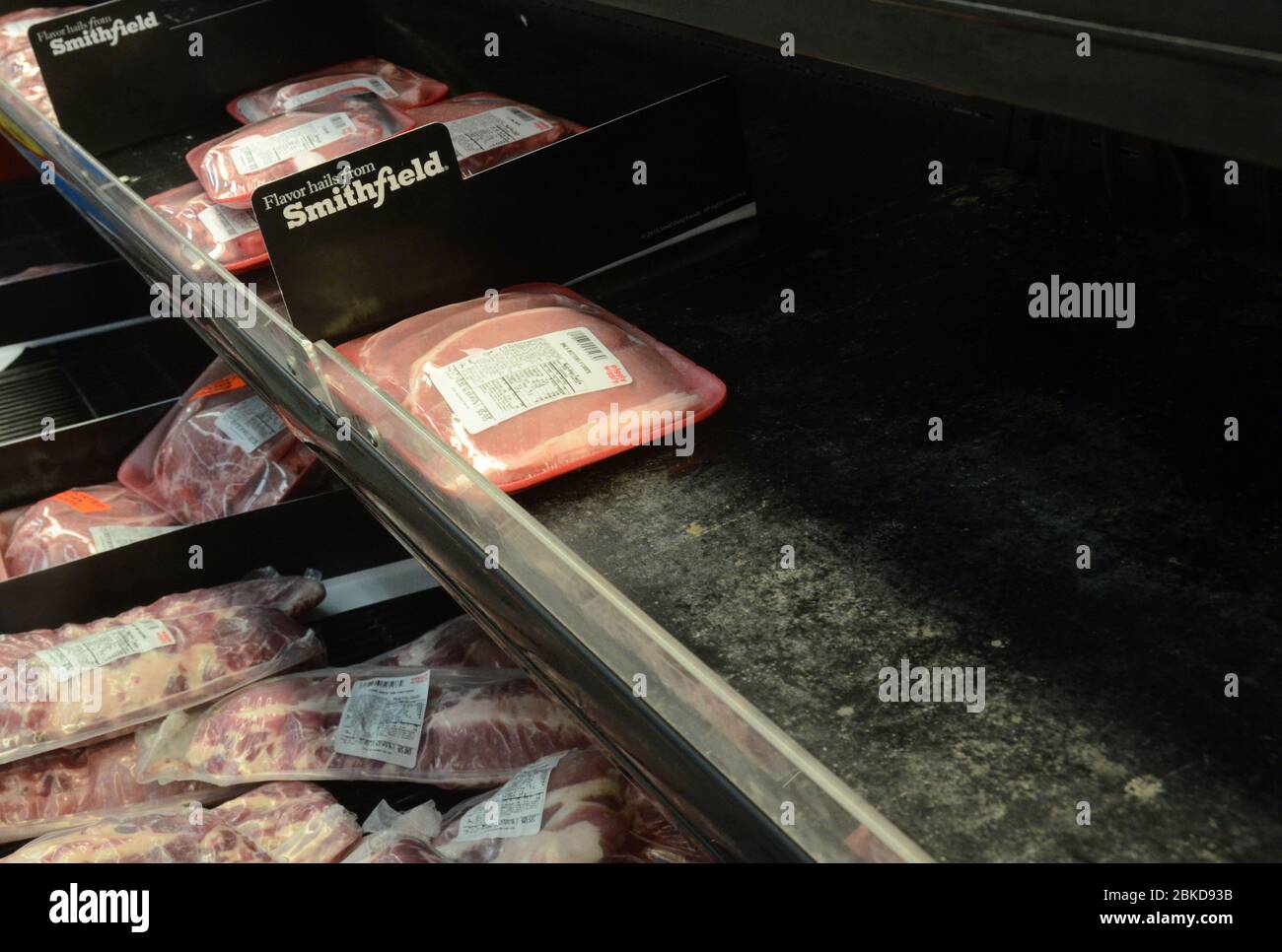 3 mai 2020, Mount Pleasant, Wisconsin, États-Unis: Smithfield Meats sont en vente au supermarché Pigggly Wigly de Malicki dans le village de Mount Pleasant, Wisconsin dimanche 3 mai 2020. Bien que le magasin ne signale pas de pénuries de viande à l'heure actuelle, la presse sur les pénuries futures de produits de porc Smithfield parce qu'un certain nombre d'usines de conditionnement de viande Smithfield dans tout le pays ont été mises à l'arrêt en raison des tests positifs pour le Coronavirus. Il y a un rapport de 85 travailleurs qui ont fait des tests positifs à l'usine Cudahy Smithfield de Cudahy, à environ 32 kilomètres. (Image crédit : © Mark Banque D'Images