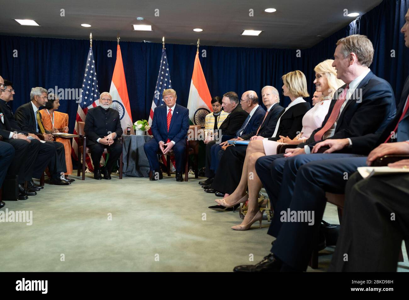 Le président Donald J. Trump et le Premier ministre indien Narendra Modi, réunis par des membres de leurs délégations, participent à une réunion bilatérale le mardi 24 septembre 2019 au Siège de l’Organisation des Nations Unies à New York. #UNGA Banque D'Images