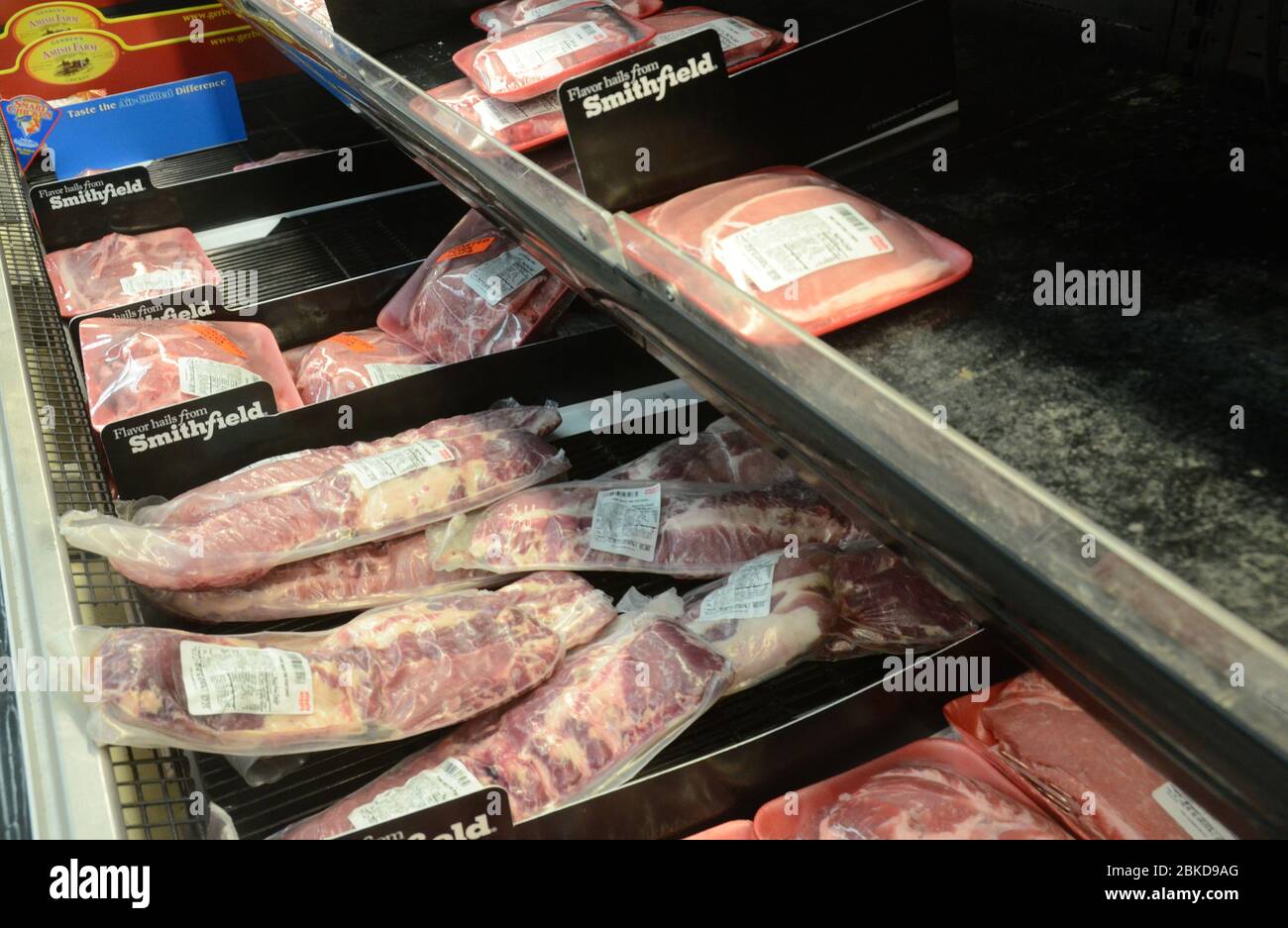 3 mai 2020, Mount Pleasant, Wisconsin, États-Unis: Smithfield Meats sont en vente au supermarché Pigggly Wigly de Malicki dans le village de Mount Pleasant, Wisconsin dimanche 3 mai 2020. Bien que le magasin ne signale pas de pénuries de viande à l'heure actuelle, la presse sur les pénuries futures de produits de porc Smithfield parce qu'un certain nombre d'usines de conditionnement de viande Smithfield dans tout le pays ont été mises à l'arrêt en raison des tests positifs pour le Coronavirus. Il y a un rapport de 85 travailleurs qui ont fait des tests positifs à l'usine Cudahy Smithfield de Cudahy, à environ 32 kilomètres. (Image crédit : © Mark Banque D'Images