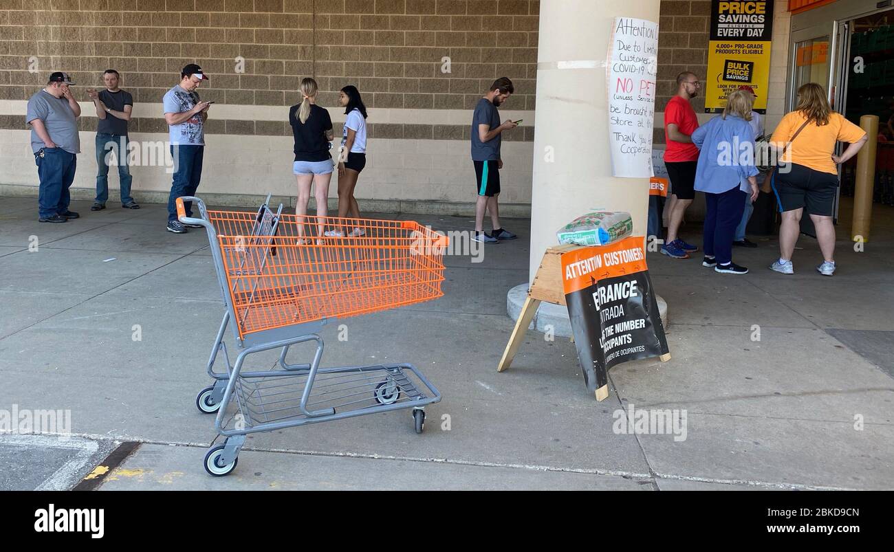 Mount Pleasant, Wisconsin, États-Unis. 3 mai 2020. Les clients doivent attendre en ligne pour être admis progressivement dans un magasin Home Depot dans le Village de Mount Pleasant, Wisconsin dimanche 3 mai 2020. Un associé de magasin utilise un compteur à main pour déterminer le nombre de personnes pouvant être utilisées à la fois. Crédit: Mark Hertzberg/ZUMA Wire/Alay Live News Banque D'Images