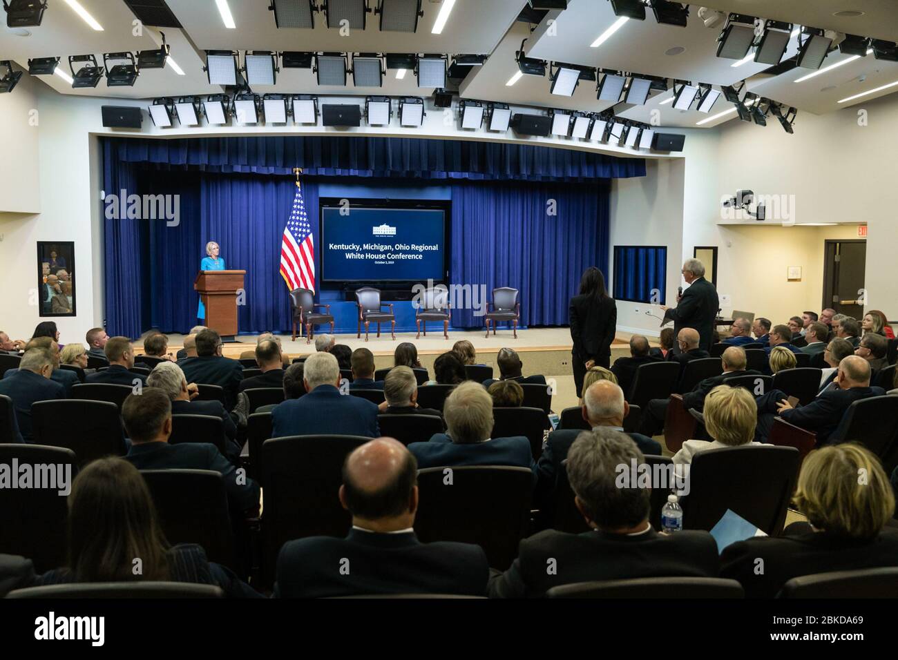 Le 3 octobre 2019, la secrétaire à l'éducation Betsy DeVos s'est entretenue avec des dirigeants locaux et de l'État du Kentucky, du Michigan et de l'Ohio à l'Eisenhower Executive Office Building lors de la Journée du leadership de l'État de la Maison Blanche. Banque D'Images