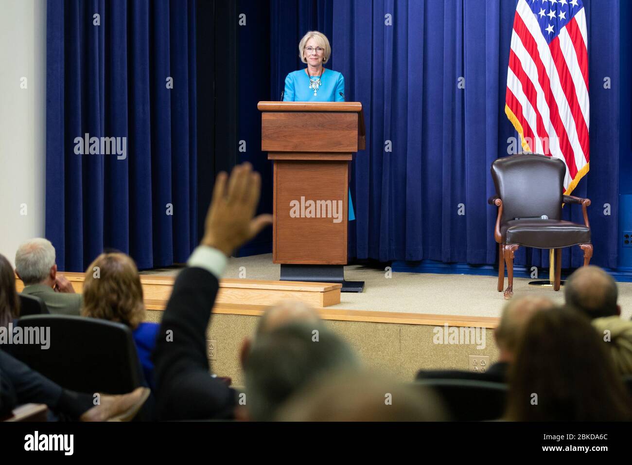 La secrétaire à l'éducation Betsy DeVos s'entretient avec des dirigeants de l'État et des dirigeants locaux du Kentucky, du Michigan et de l'Ohio lors d'un événement de la Journée du leadership de l'État de la Maison Blanche le 3 octobre 2019, discutant des politiques de l'éducation. Banque D'Images