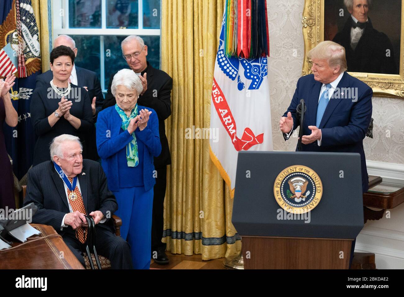 Le président Donald J. Trump présente la Médaille présidentielle de la liberté, le plus grand honneur civil du pays, à l'ancien procureur général de l'administration Reagan Edwin Meese III, le mardi 8 octobre 2019, au Bureau ovale de la Maison Blanche. Le président Trump présente la Médaille de la liberté à Edwin Meese III Banque D'Images