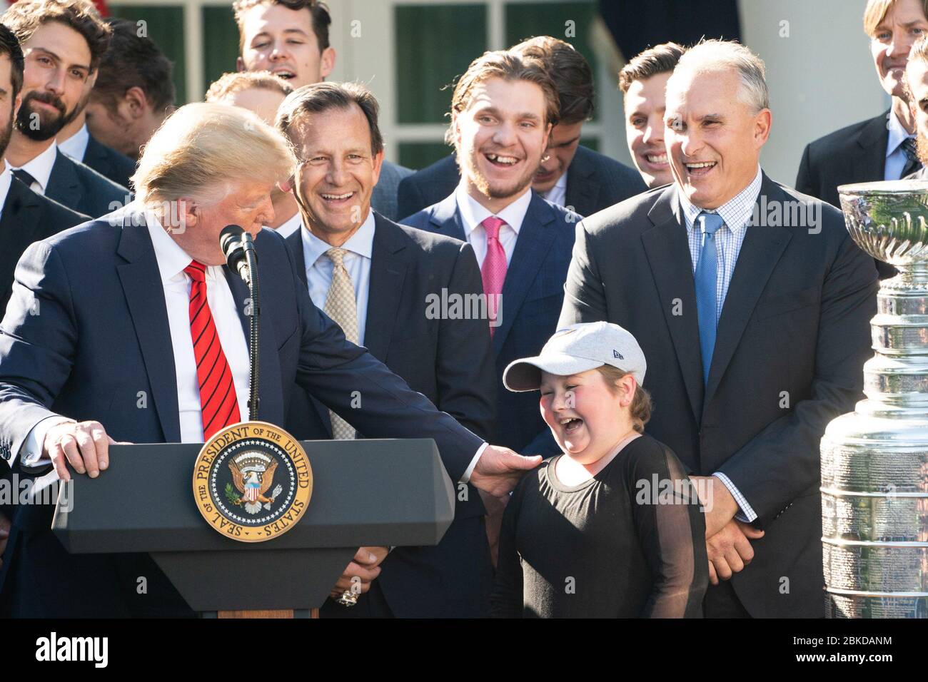 Le président Donald J. Trump accueille et embrasse le super fan de St Louis Blues Laila Anderson mardi 15 octobre 2019, à l'occasion de la célébration de l'équipe du championnat de la Stanley Cup 2019, The St. Louis Blues, dans le jardin des roses de la Maison Blanche. Le président Trump accueille favorablement les champions de la Stanley Cup 2019, les bleus de St. Louis Banque D'Images