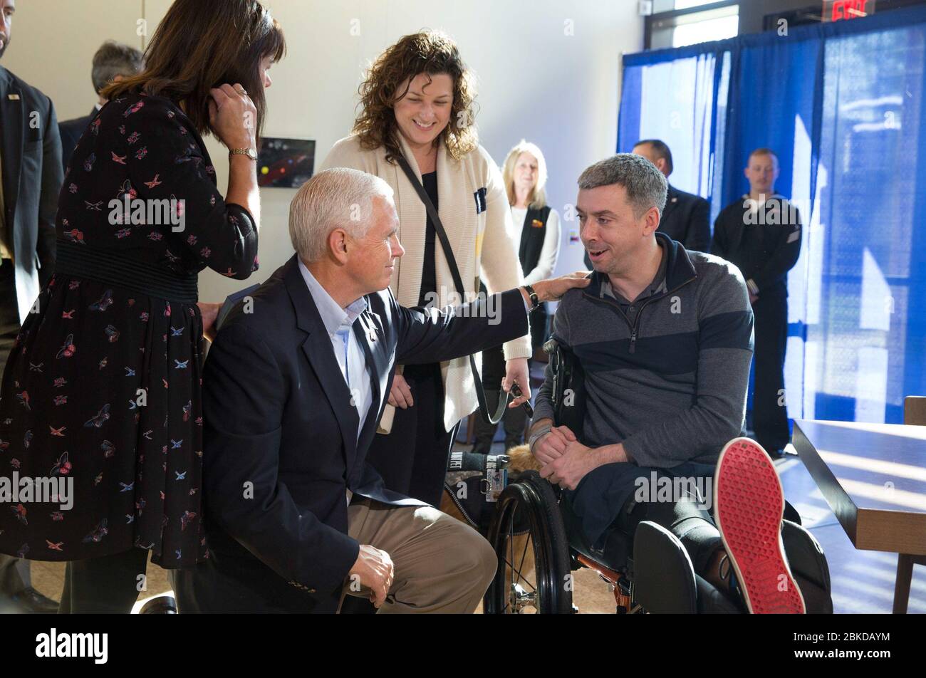 Le vice-président Mike Pence et Mme Karen Pence rencontrent le Sgt de la FST. Liam Dwyer du 3ème Bataillon du 5ème Régiment Marine, Camp Pendleton, et sa femme Meghan, au Centre USO Warrior and Family à Bethesda, Maryland | 22 novembre 2017 novembre 2017 : mois national des anciens combattants et des familles militaires Banque D'Images