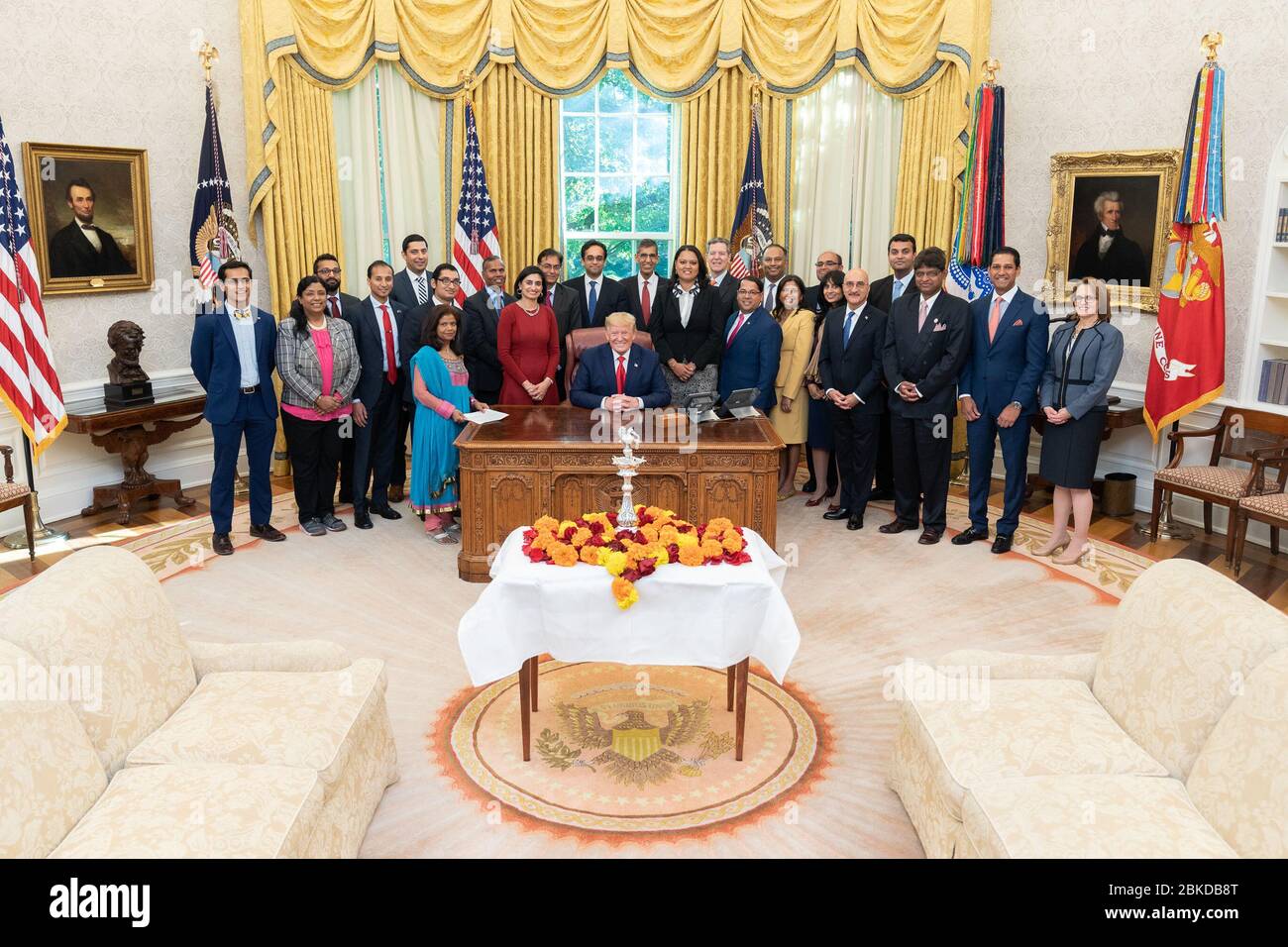 Le président Donald J. Trump est accompagné d'invités lorsqu'il participe au festival Diwali de l'éclairage cérémonial de la Diya jeudi 24 octobre 2019, au Bureau ovale de la Maison Blanche. Éclairage cérémonial de la Diya Banque D'Images