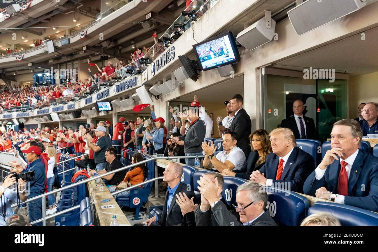 Le président Donald J. Trump et la première Dame Melania Trump assistent au jeu 5 de la série mondiale MLB entre les ressortissants de Washington et les Houston Astros dimanche 27 octobre 2019, à National Park à Washington, D.C. le président Trump au jeu de la série mondiale Banque D'Images