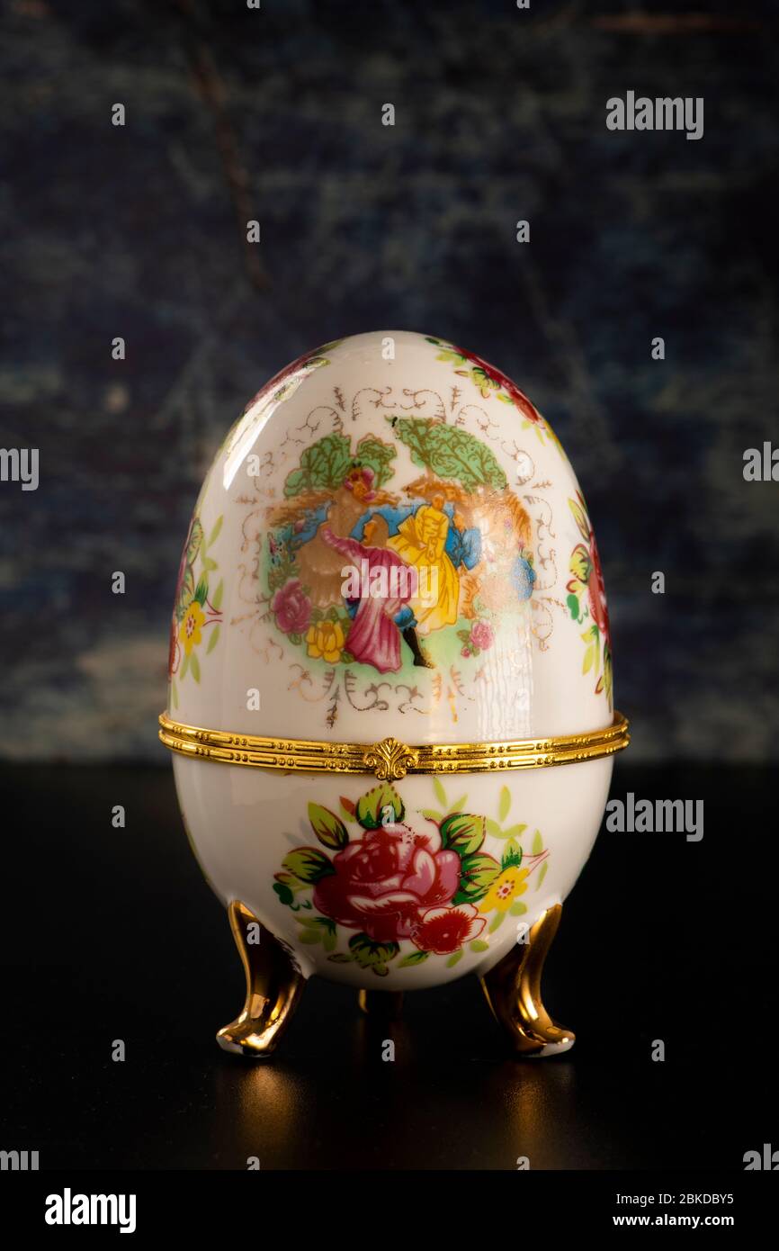 Bijou oeuf Faberge sur une table sombre Banque D'Images